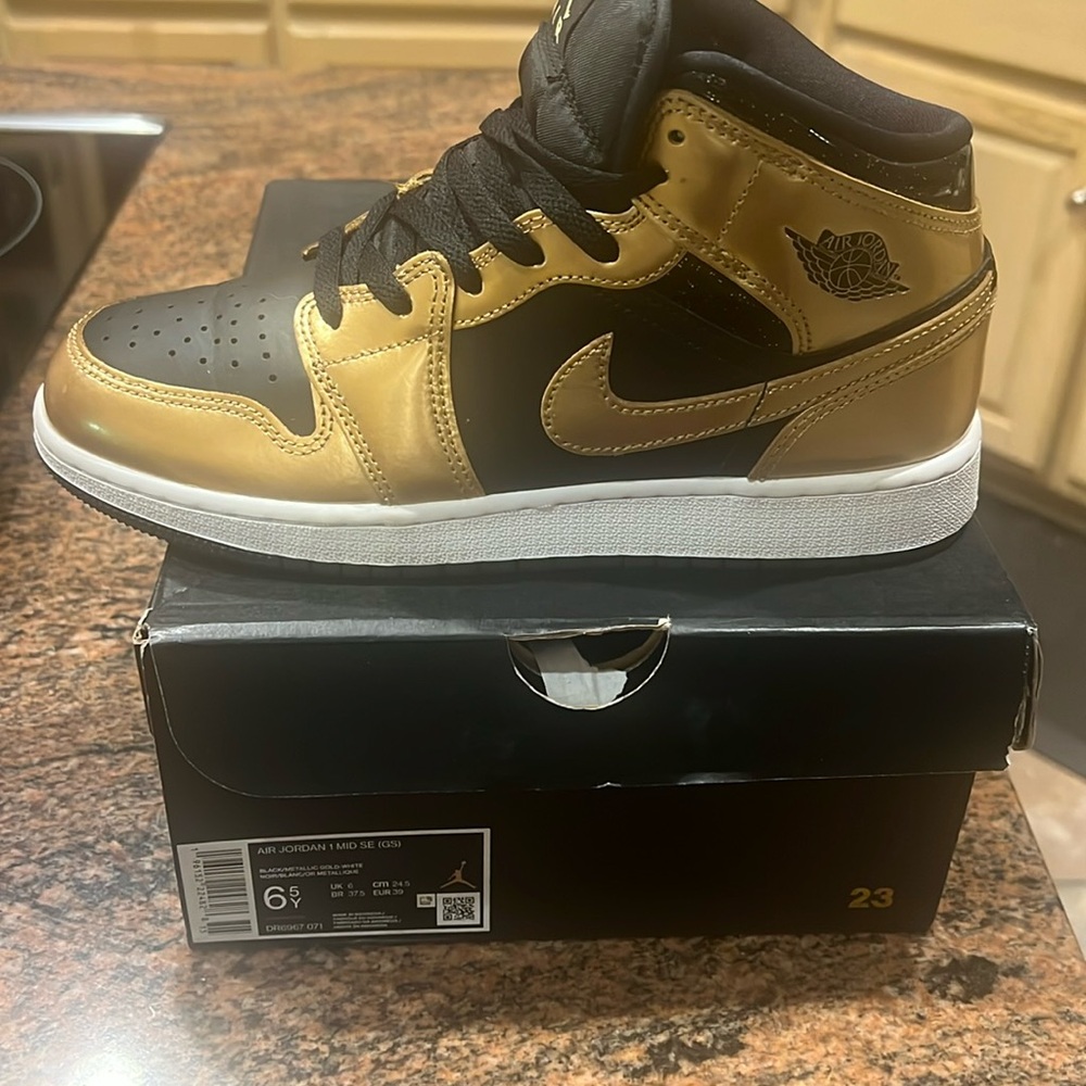 Nike Jordan 1s
6.5 Youth/Boys